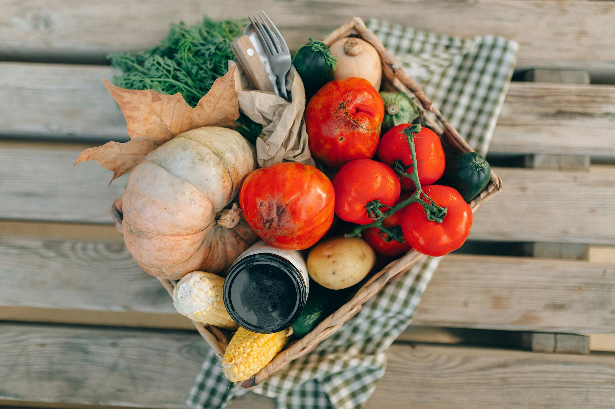 Saisonales Marktgemüse von regionalen Produzenten