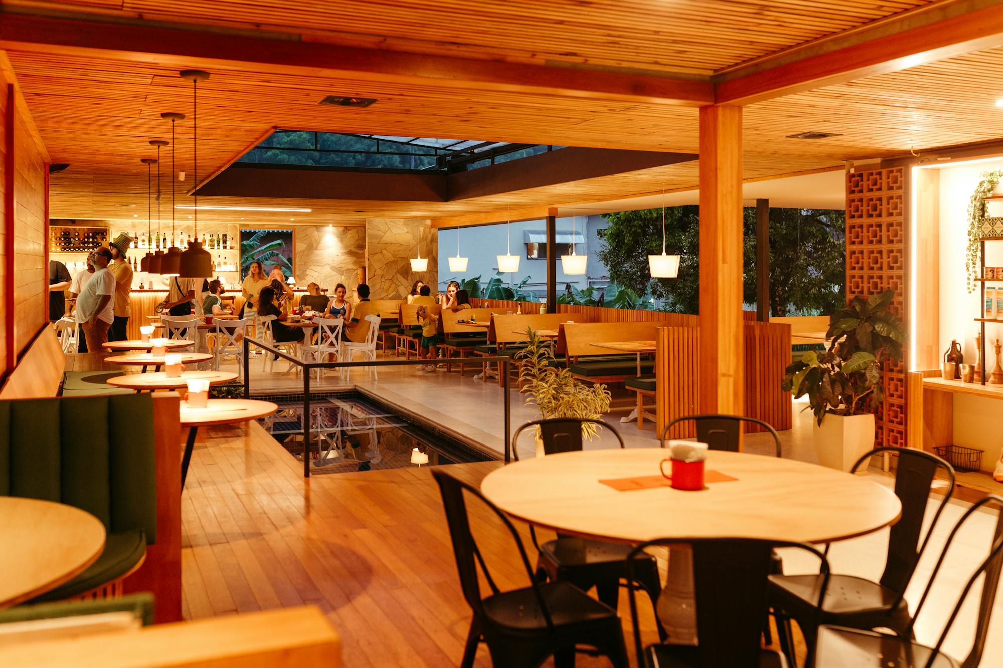 Warmes Restaurantinterieur mit Holzdekor und gedimmtem Licht